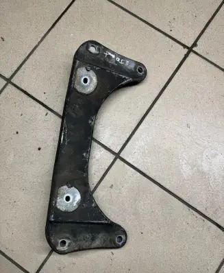 BMW 5 E39 Engine mounting bracket 1096106