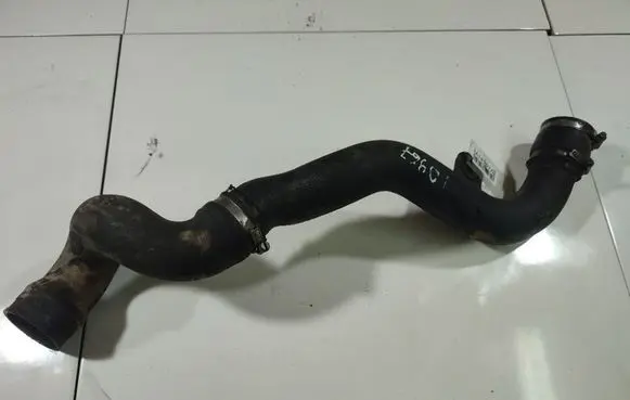 Volkswagen PASSAT B5 Intercooler hose/pipe 