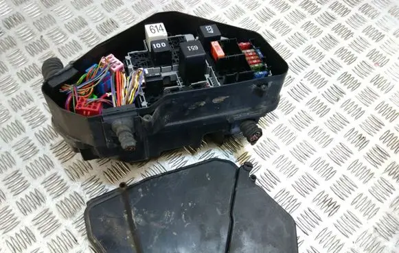 Audi A3 S3 8V Fuse box set 7L0937576B 7L0937559