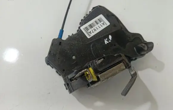 Toyota Avensis T250 Front door lock 