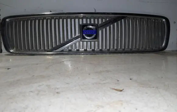 Volvo V70 Front bumper upper radiator grill 8659875