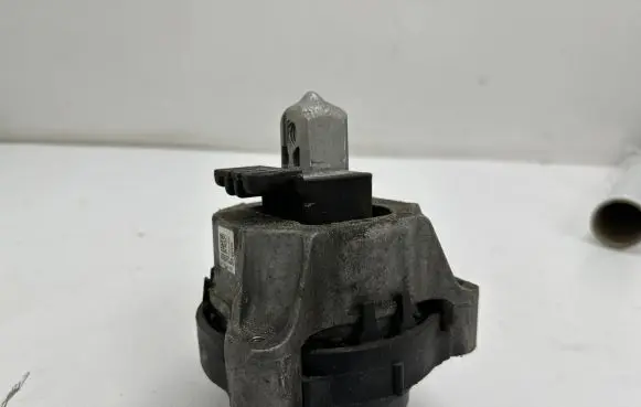 BMW 5 G30 G31 Engine mount bracket 6860492