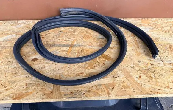 Nissan Qashqai+2 Trunk rubber seal (body) 90830EY11A