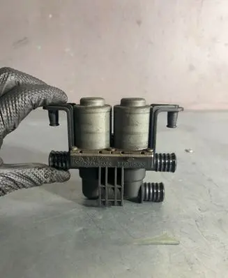 BMW 5 E39 Coolant heater control valve 8374995