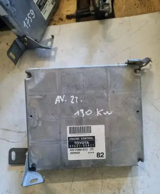 Toyota Avensis T250 Engine control unit/module 8966105821 MB1758008332