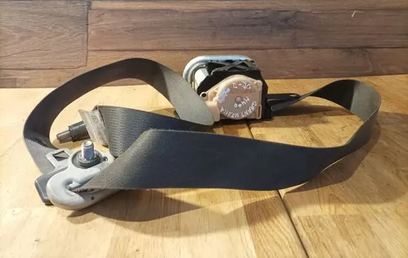 Suzuki Grand Vitara II Front seatbelt