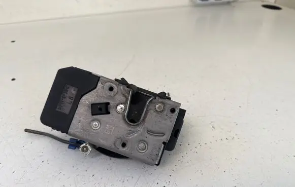 Opel Vivaro Front door lock 8200008260 91166230