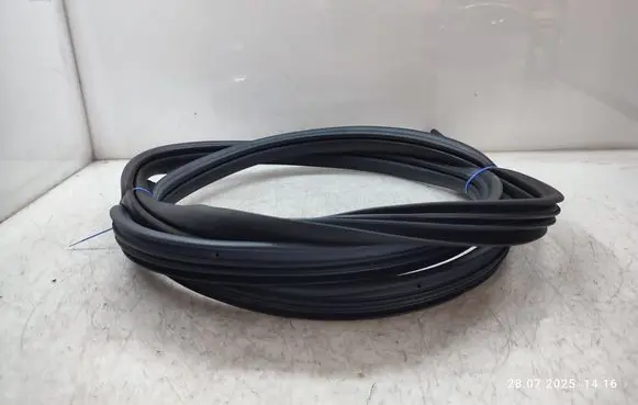 Nissan Qashqai+2 Rear door rubber seal (on body) 