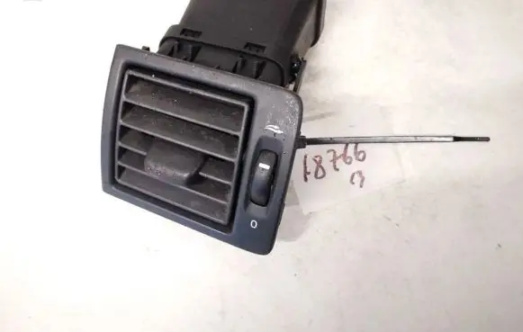 Volvo V50 Dash center air vent grill y01103
