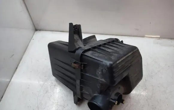 Suzuki Grand Vitara II Air filter box 65JA01