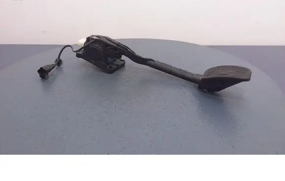 Accelerator throttle pedal