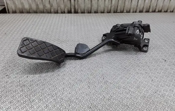Volkswagen PASSAT B5.5 Accelerator throttle pedal 8E2721523A