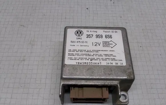 Volkswagen PASSAT B4 Airbag control unit/module 357959656 5WK40758391