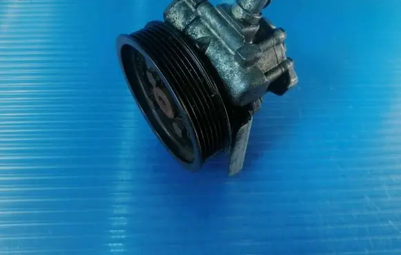 BMW X3 E83 Power steering pump 7516848
