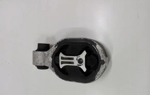 Nissan Pulsar Engine mount bracket