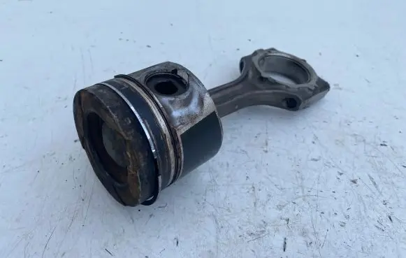 Toyota Avensis T270 Piston with connecting rod 9LA 07396