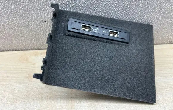 Mercedes-Benz GLE (W166 - C292) USB socket connector A1728202000