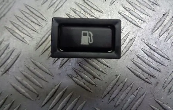 Toyota Avensis T250 Fuel tank opening switch 