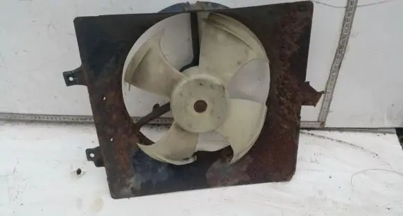 Radiator cooling fan shroud