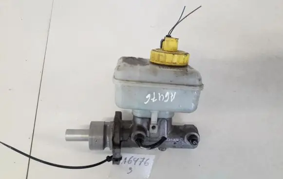 Volkswagen Golf IV Master brake cylinder L481402
