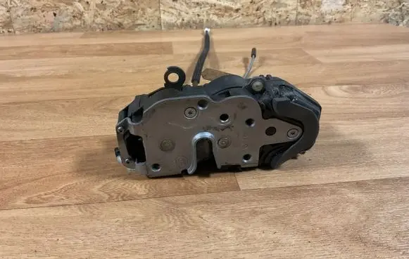 Opel Insignia A Front door lock 3023881