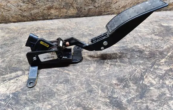Cadillac SRX Accelerator throttle pedal 12402547
