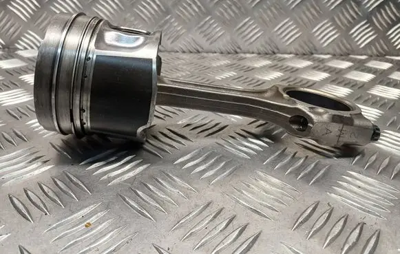 Toyota Corolla Verso AR10 Piston with connecting rod 