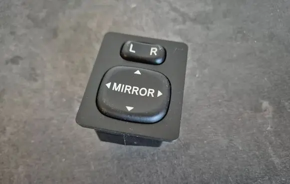 Toyota Hilux (AN10, AN20, AN30) Wing mirror switch