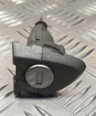 Volkswagen PASSAT B6 Front door lock (next to the handle) 3C0837167 N0502504