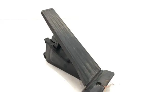 Accelerator throttle pedal