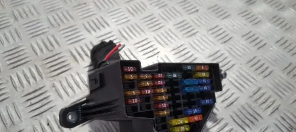 Volkswagen PASSAT B6 Fuse box set 27100467