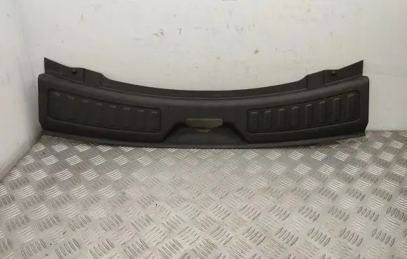 Trunk/boot sill cover protection