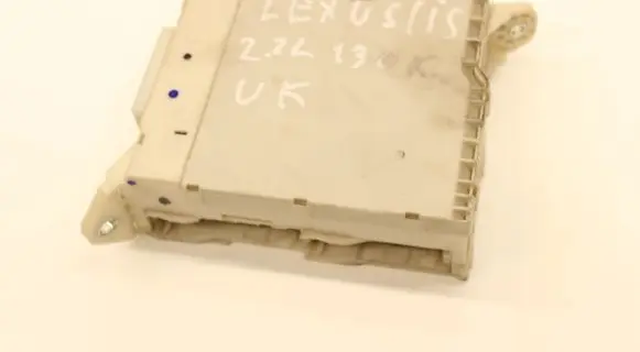 Lexus IS 220D-250-350 Fuse module 8273053050