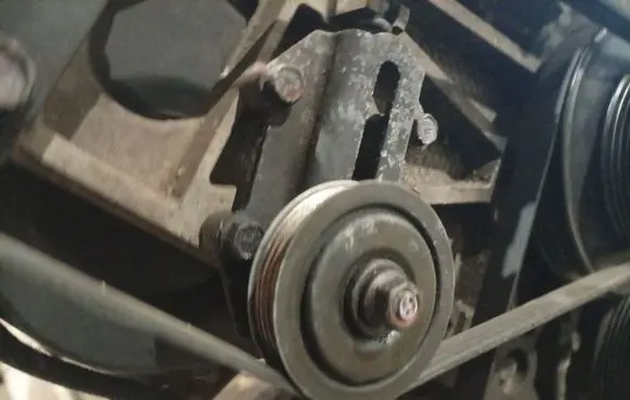 KIA Sorento Generator/alternator belt tensioner