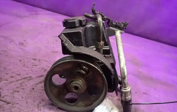 Peugeot 206 CC Power steering pump 9638364580