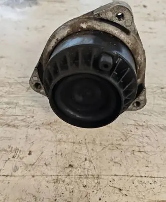 Engine mount bracket