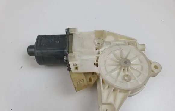 Mercedes-Benz C W204 Front door window regulator motor 0130822441 A2048200142