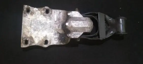 Opel Sintra Engine mount bracket