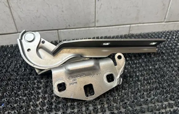 Engine bonnet/hood hinges