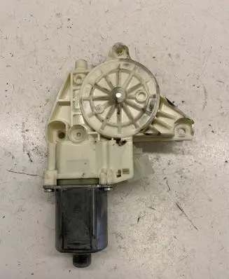 Mercedes-Benz E W212 Front door window regulator motor A2129066802 C33724100