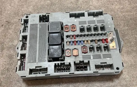 Jaguar XF X250 Fuse module 8X2T14B476BD 7240955340