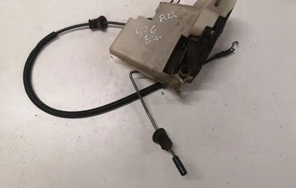 Volkswagen Polo Front door lock 