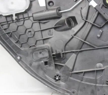 Rear window lifting mechanism without motor