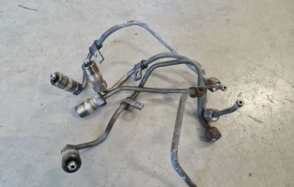 Mitsubishi L200 Fuel injector supply line/pipe 