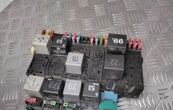 Volkswagen Golf III Fuse module 357937039