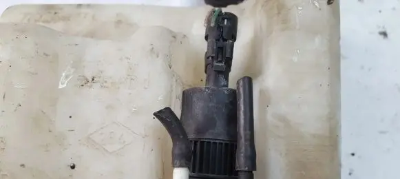 Renault Twingo I Windscreen/windshield washer pump 7701669817