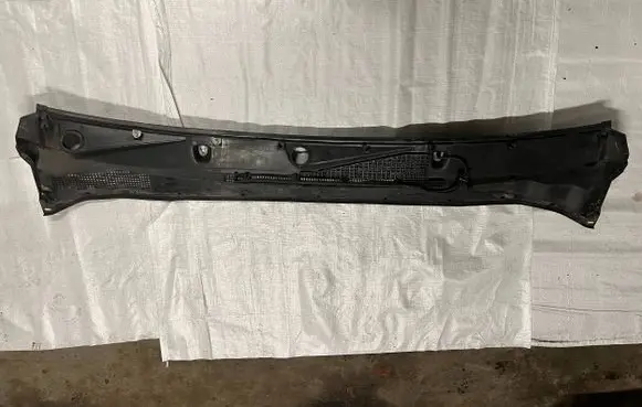 Nissan Pathfinder R51 Windshield trim 66862EB400 96121