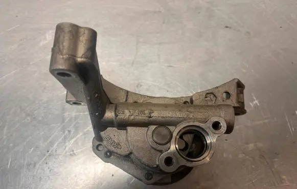 Volkswagen Golf VI Oil pump 03L115263