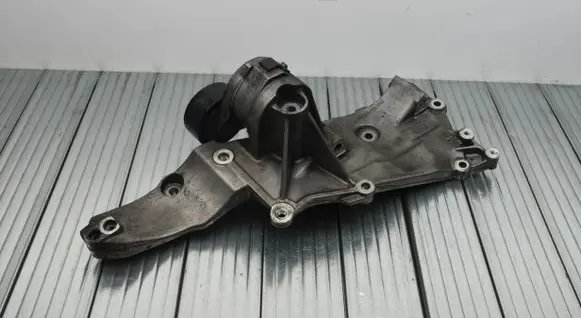 Peugeot 3008 I Generator/alternator bracket DS7Q8D611AH