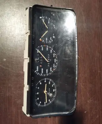 Volkswagen PASSAT B3 Speedometer (instrument cluster) 81117621